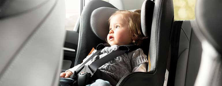 Como colocar a cadeira auto para bebés no veículo